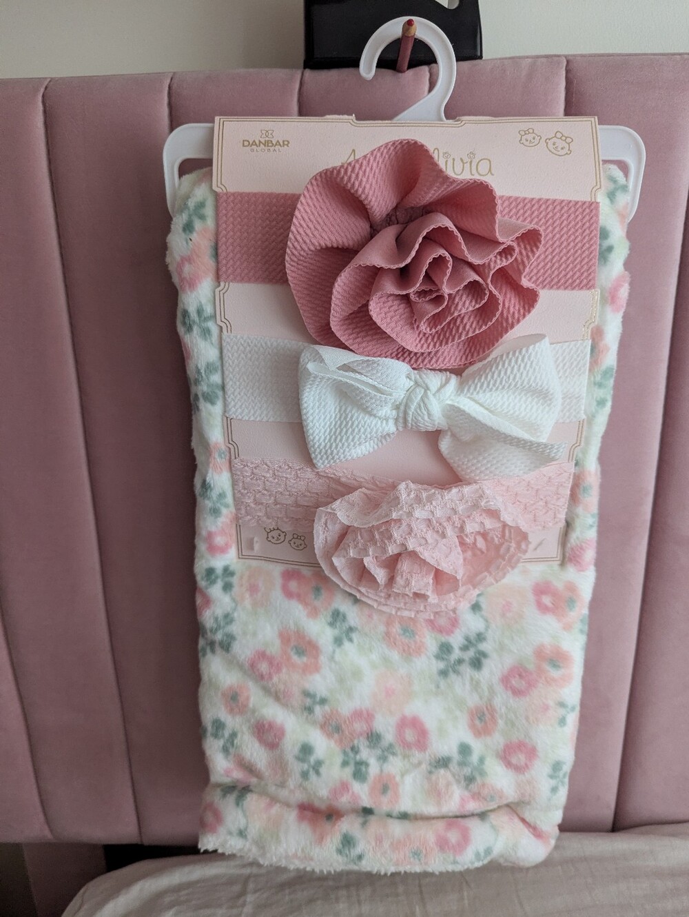 NWT NEW Ava Olivia baby blanket and headband baby gift set